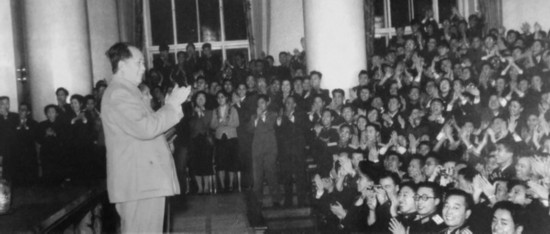 ����Ƭ��1957�꣬ë����Ī˹�ƴ�ѧ������ѧ���ݽ���