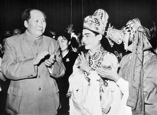 ����Ƭ��1957�꣬ë����ϯ�Ӽ�Ҧ����һ��