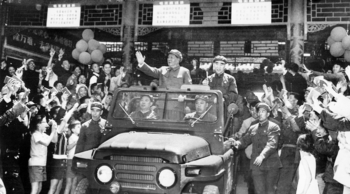 ����Ƭ��1967��5��1�գ��찲�Ź㳡�ϣ�ë���ڼ��ĳ�����μ��Ͷ�����ף���е����ǻ������⡣