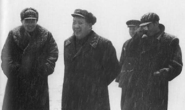 ����Ƭ ��1953�꣬�ڸ��人;������ѩ��ë����֣�ݻ�վ��ʱ�³�ɢ��
