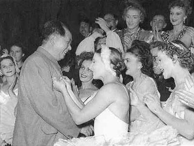 ����Ƭ��1957��10��29�գ�ë�󶫹ۿ��������������ݳ�����������