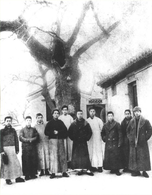 ����Ƭ��1920��1��18�գ�ë�󶫣����ģ�ͬ�������帨���Ա�ڱ�����Ȼͤ��Ӱ��