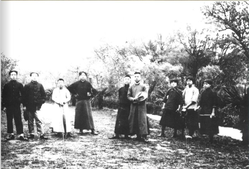 ����Ƭ��1920��5��8�գ�����ѧ�Ჿ�ֻ�Ա���Ϻ�����԰��Ӱ������Ϊë�󶫡�