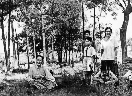 ����Ƭ��1953�꣬ë���뺢�����ڱ�����������С����