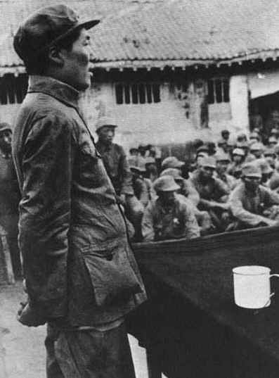 ����Ƭ��1938�꣬ë�����й������վ�����ѧ�ݽ���