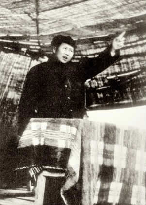 ����Ƭ��1944�꣬ë���ڸ���·�������������֧��ָսԱ����
