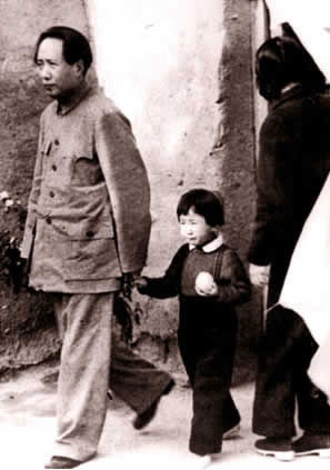 ����Ƭ��1945��10�£�ë�󶫲μ�����̸�к�ص��Ӱ�������ګ��һ��