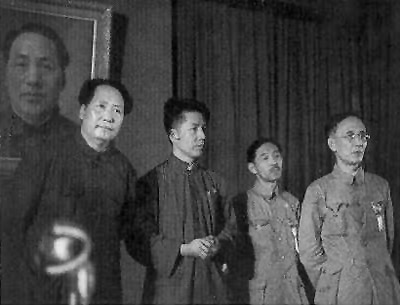 ����Ƭ��1949�꣬ë��ͬ����é�ܹ�ĭ�����л�ȫ����ѧ���������ߵ�һ�δ��������