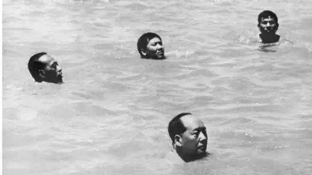 1966��7��16�����죬ë��ϯһ���������人�������Ÿ������ڳ��������Ρ���1Сʱ5���ӡ�