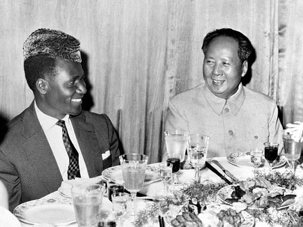 1960年9月12日晚,中共中央主席毛泽东设宴招待几内亚共和国总统塞古·杜尔。 1960年9月12日晚,中共中央主席毛泽东设宴招待几内亚共和国总统塞古·杜尔。