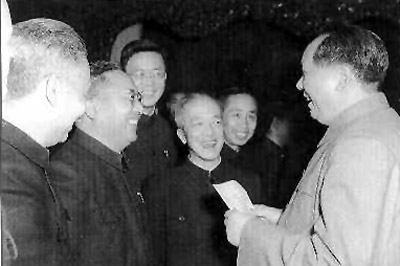 1956年2月,毛泽东和生物遗传学家童第周(右二)、语言学家胡愈之(右三)、数学家华罗庚(右四)、社会学家费孝通(右五)等在一起交谈 1956年2月,毛泽东和生物遗传学家童第周(右二)、语言学家胡愈之(右三)、数学家华罗庚(右四)、社会学家费孝通(右五)等在一起交谈
