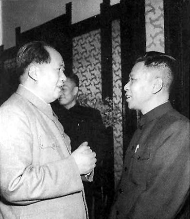 1956年,毛泽东和澳门中华总商会理事长何贤亲切交谈 1956年,毛泽东和澳门中华总商会理事长何贤亲切交谈