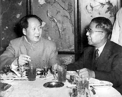 1956年,毛泽东和香港中华总商会副会长高卓雄亲切交谈。 1956年,毛泽东和香港中华总商会副会长高卓雄亲切交谈。
