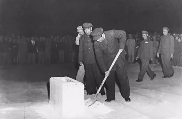 老照片:1949年9月30日,毛泽东亲自执锨铲土为人民英雄纪念碑奠定基石。 老照片:1949年9月30日,毛泽东亲自执锨铲土为人民英雄纪念碑奠定基石。