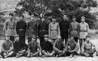老照片:1936年,毛泽东同参加井冈山斗争的部分负责干部在陕北合影 老照片:1936年,毛泽东同参加井冈山斗争的部分负责干部在陕北合影