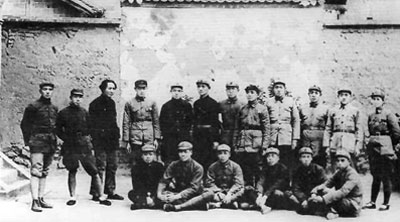 老照片:1937年5月,毛泽东同参加湘赣边界秋收起义的部分同志合影 老照片:1937年5月,毛泽东同参加湘赣边界秋收起义的部分同志合影