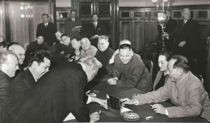 1957年,毛泽东(右一)、邓小平(右三)、杨尚昆(右六)在莫斯科时,苏联部长会议主席布尔加宁请他们品尝苏联香烟。摄于。 1957年,毛泽东(右一)、邓小平(右三)、杨尚昆(右六)在莫斯科时,苏联部长会议主席布尔加宁请他们品尝苏联香烟。摄于。