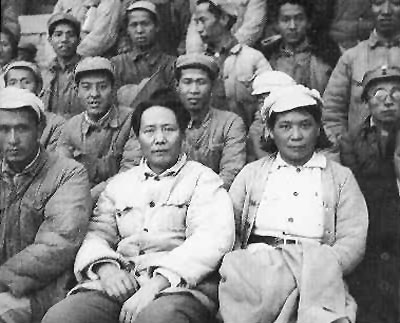 老照片:1942年5月,毛泽东同参加延安文艺座谈会的代表合影 老照片:1942年5月,毛泽东同参加延安文艺座谈会的代表合影