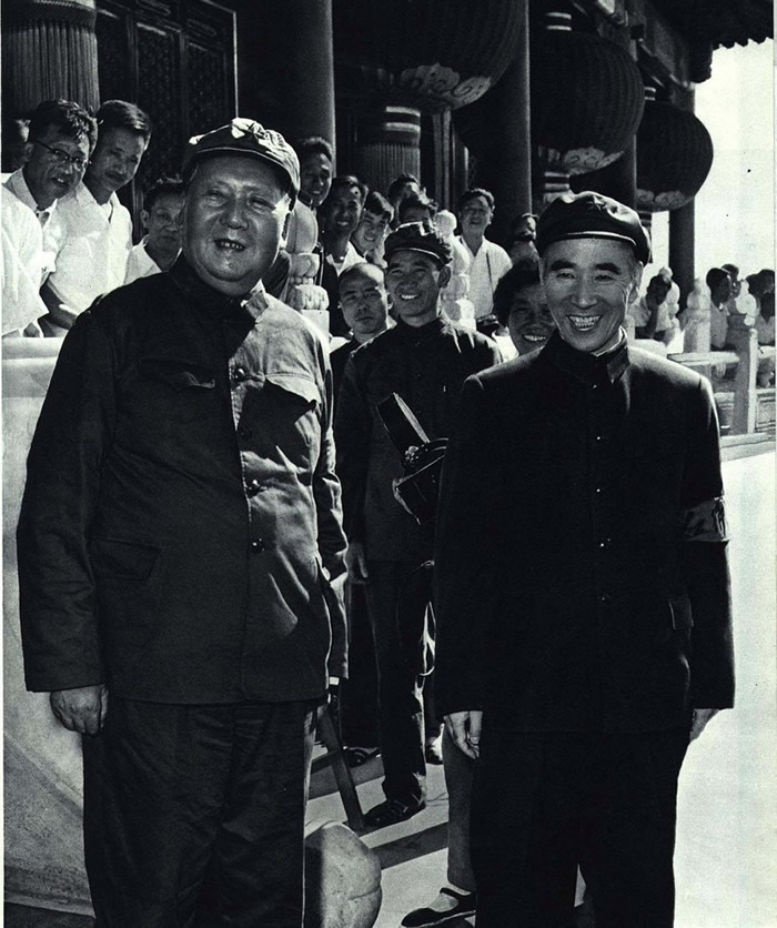 ����Ƭ��1966��8��18�գ�ë�󶫺��ֱ����찲�ų�¥�ϡ�