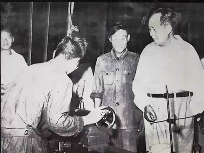 ����Ƭ��1958��8��4�գ�ë����ϯ�Ӳ���ˮ����������