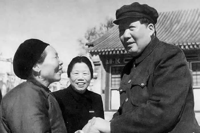 ����Ƭ��1953�꣬ë����ϯ�Ӽ��Ƽ̹���ʿ��ĸ�׵˷�֥