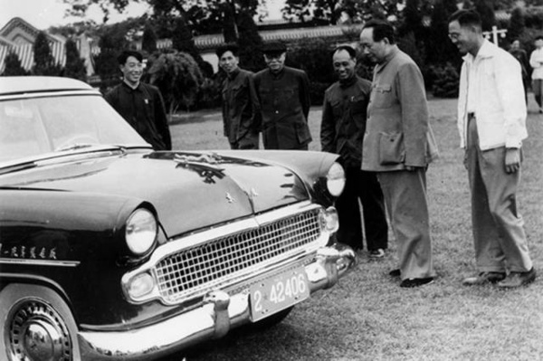 ����Ƭ��1958 ����ҹ���һ��С�γ����������硱�ƽγ�������ͼΪë�󶫹ۿ��������ˡ����硱��С�γ���