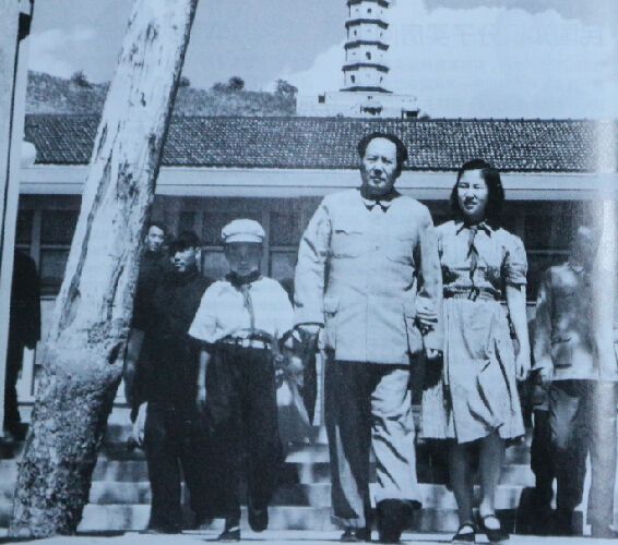 ����Ƭ��1953�꣬ë�󶫺�Ů����ګ�ڱ�����Ȫɽɢ����