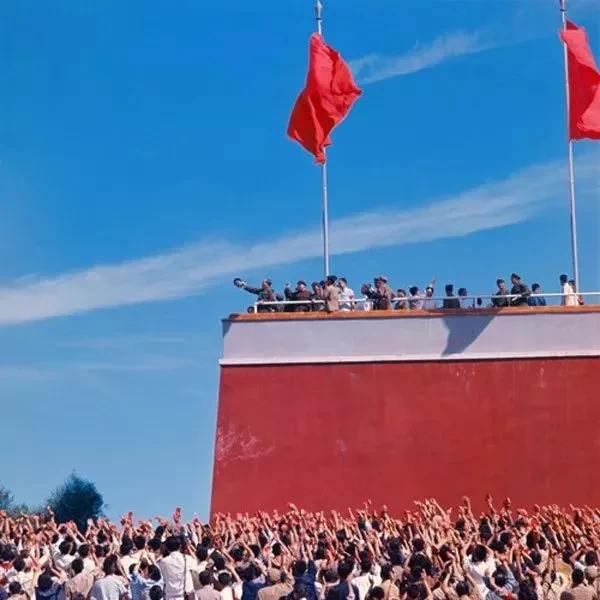 ����Ƭ��1966�꣬ë��ϯ���찲�ų�¥��