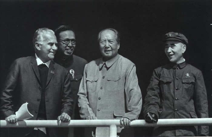 ����Ƭ��1970��10��1�գ�ë�󶫺��ֱ����찲�ų�¥�밣�¼ӡ�˹ŵ