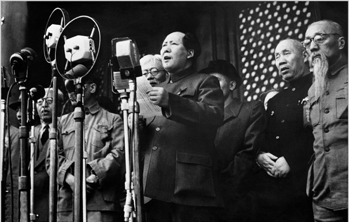 ����Ƭ��������䡣1949��10��1�գ�ë�����찲�ų�¥����ȫ����ׯ�����棺�л����񹲺͹������ˡ���1949�� �� �㣩