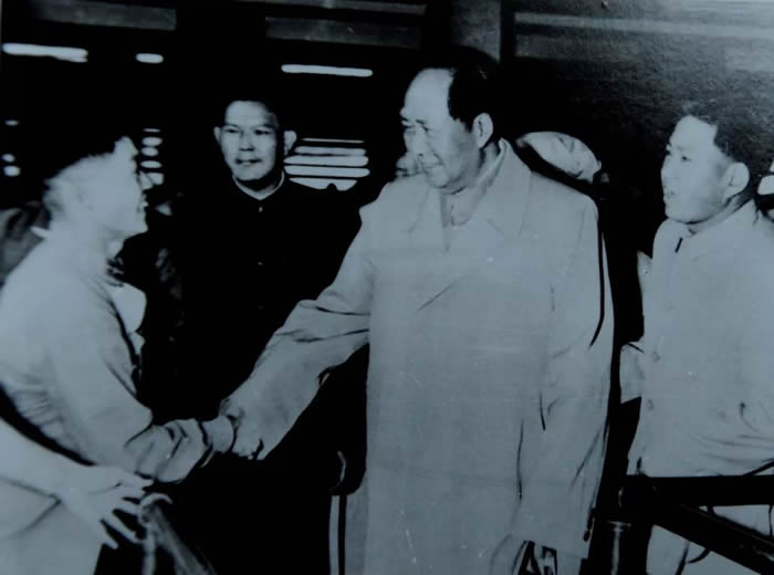 ����Ƭ��1958�꣬ë��ϯ�ںϷʻ�վ����սʿ���֡�