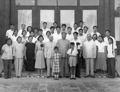����Ƭ��1959��9�£�ë�󶫲μ�����������Ļ���ǰ�����Ϊ��ӱ��������Ϊ�̳�������Ϊ�״���