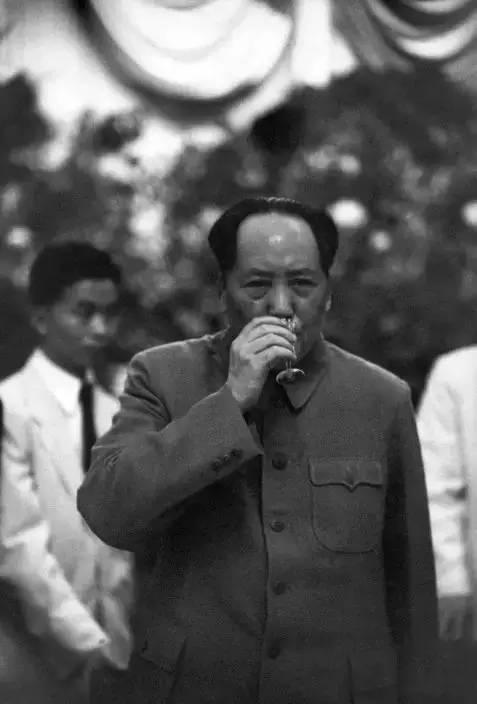 ����Ƭ��1957�꣬ë�󶫳�ϯ�ڱ��������һ�����硣����ë�󶫻����д�����ر�ָʾ���Ӵ���ᣬ���ų����Ե��Ļ�û���ӵ��Ķ࣬�װ��˷��˹��ҵĽ�Ǯ�����ʡ�ǧƪһ�ɶ������ѡ������Щ����Ĳˣ���Ǯ�ܶ࣬�ֲ�ʵ�ݣ���Щ����˸���������Щ����������������ˣ��С��Ĳ�һ�����Ϳ����ˡ�