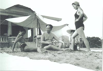 ����Ƭ��1954��ë�󶫺�Ů�����ɣ���һ�����������Ҷ�����ֶ��ëԶ���ڱ�����ԡ��