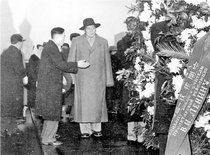 ����Ƭ��1957��11��5�գ�ë�����й�����������ǰ��Ī˹�ƺ쳡��������Ĺ