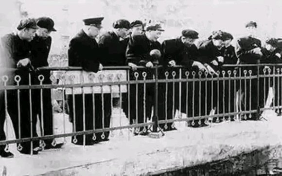 ����Ƭ��1952��10��27�գ�ë���ڼ�������Ȫ����