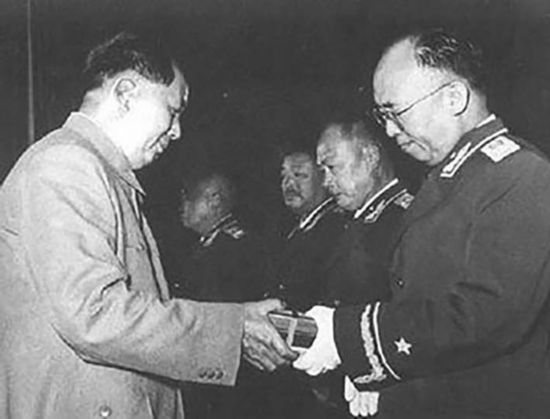 ����Ƭ��1955�꣬ë��Ϊ���ٻ���ѫ��