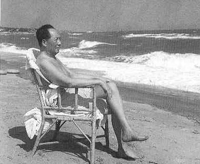 ����Ƭ��1960�꣬ë���ڱ�������Ӿ