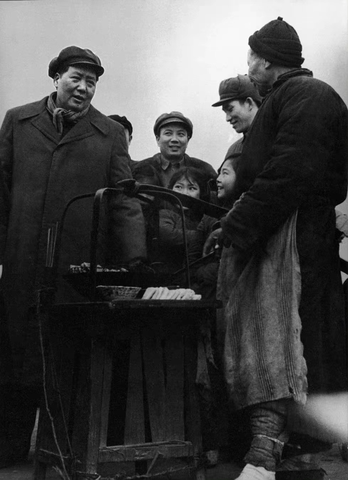 ����Ƭ��1953�꣬�人��ë�����̷����н�̸��