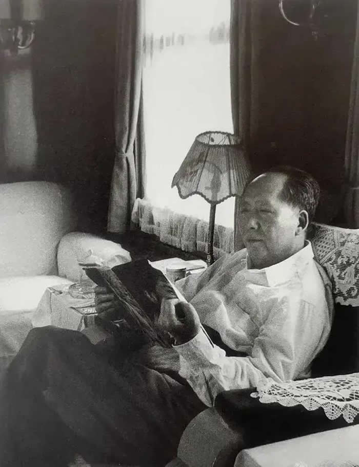 1962�꣬ë��ϯ�ڻ��Ͽ������ڵ�Ӱ����־