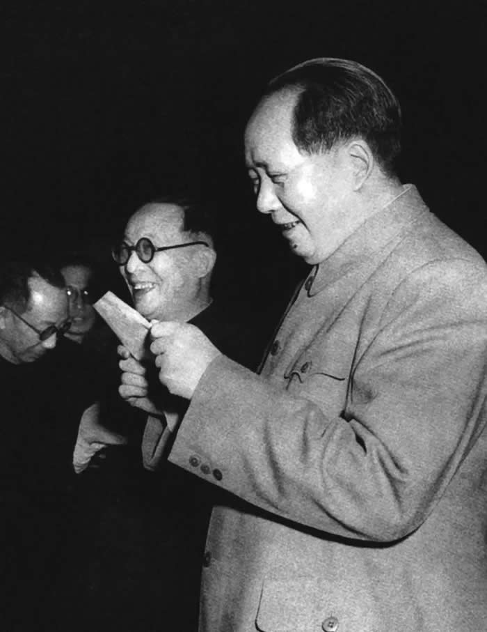 1956��5�£��й�������ϯ��������ϯ��ȫ����Э������ϯë�󶫺;���ѧ��������ϯ���������н�̸��