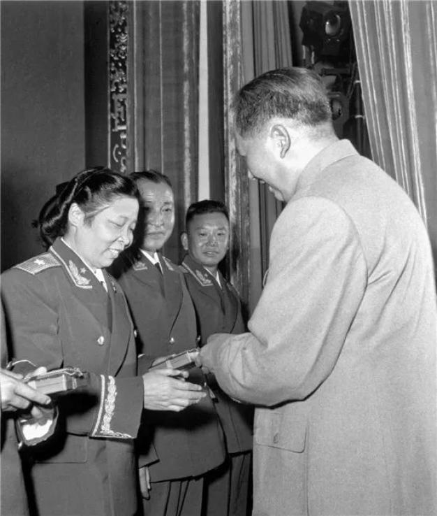 1955��9��27�գ��������õ��л����񹲺͹��ڱ������Ϻ������й������ž���һ��������ʽ����ΪΨһ��Ů�ԣ���������Щ߳����ƵĽ�˧֮����Ϊ���ۡ�����������һ����׼�ľ�����ܶ������ְ��ٽ���������������ס������˵����ף���㣬����ͬ־���������й���һλŮ��������