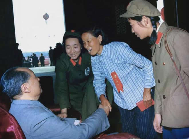 1966�꣬һ�ֲ�ʶ�Ĺ˰��ң����찲�ų�¥�ϼ���������ż��ë�󶫡�
