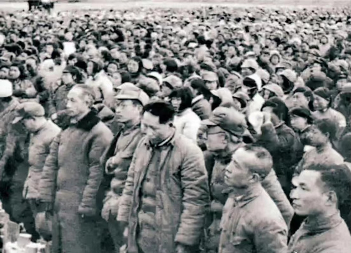 1939��12��1�գ������׷����ᣬë��ϯ��ñ����Ĭ���¾���