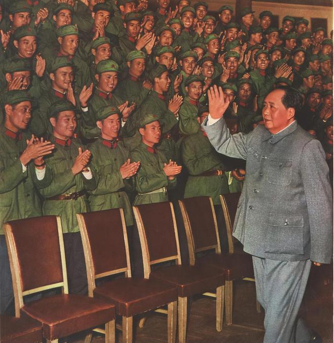 1964�꣬ë��ϯ�Ӽ���ž��վ�ָսԱ��